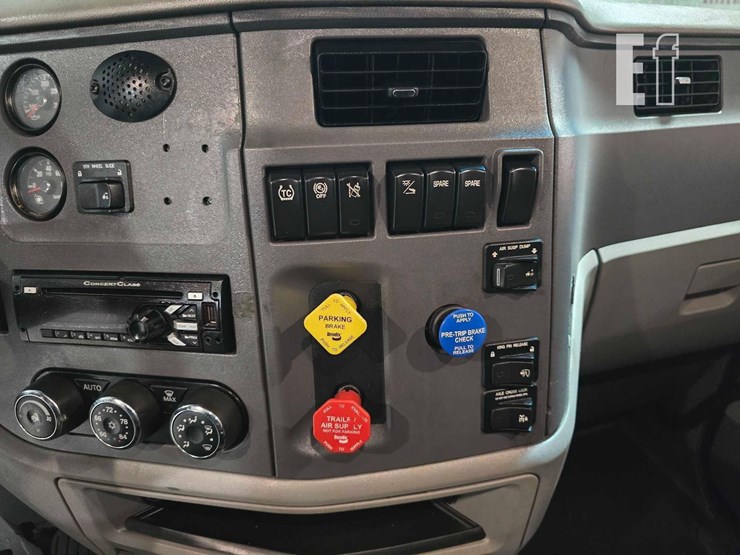 2017-peterbilt-579-image-22