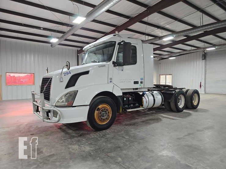 2013-volvo-vnl64t300-image-1