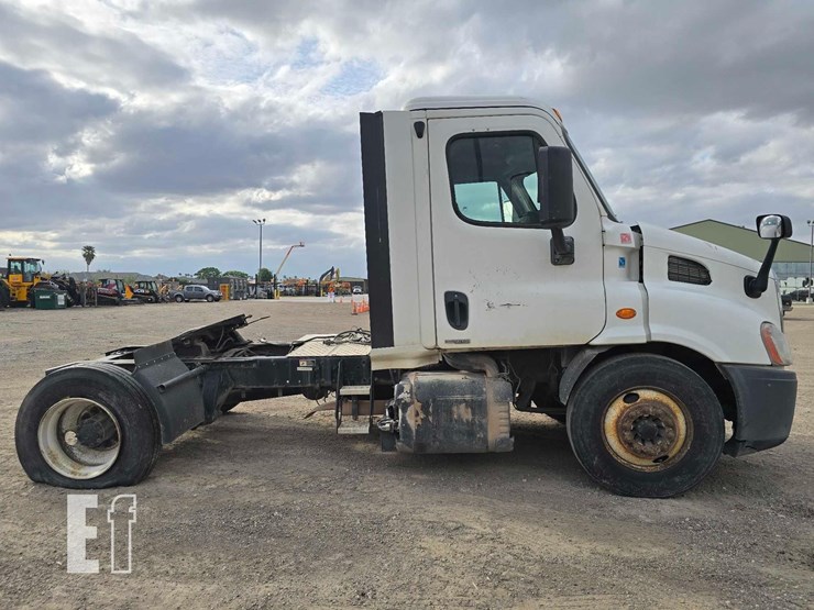 2018-freightliner-cascadia-113-image-6