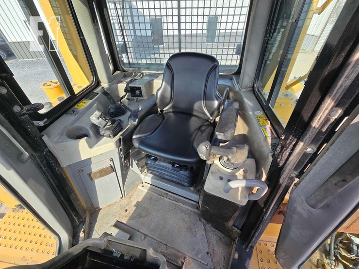 2012-caterpillar-d6t-xw-image-13