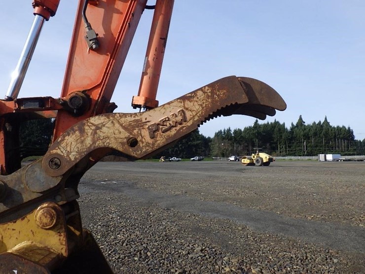 hitachi-zx225us-lc-image-13