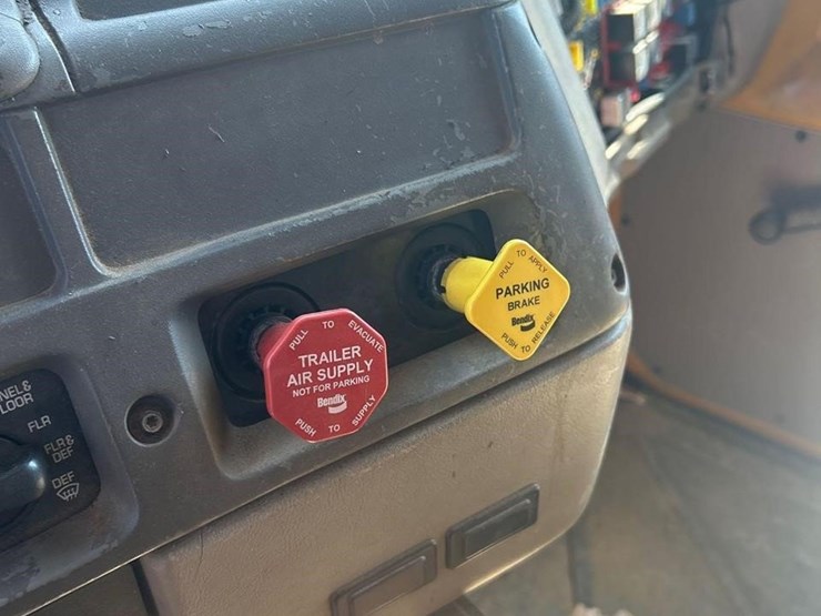 2008-sterling-l8500-image-55