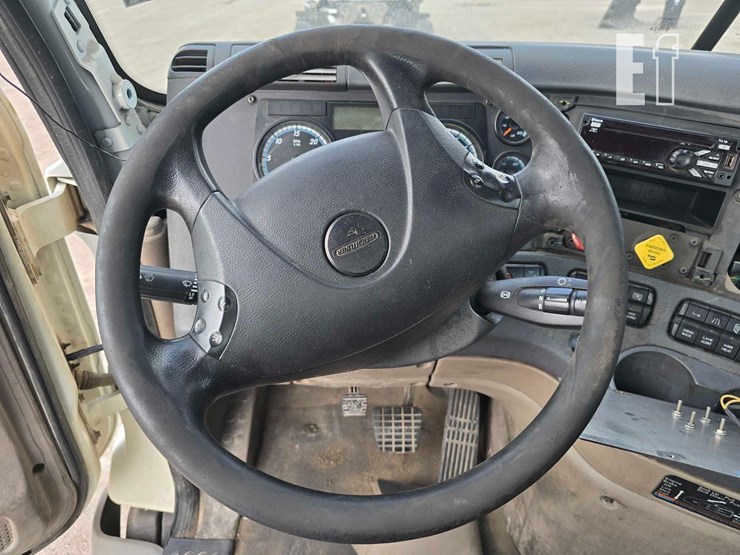 2018-freightliner-cascadia-113-image-13