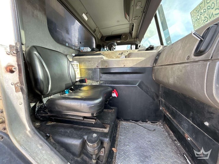 2017-peterbilt-320-image-35