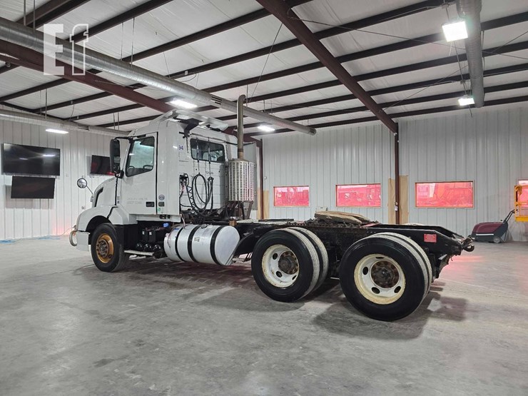 2013-volvo-vnl64t300-image-4