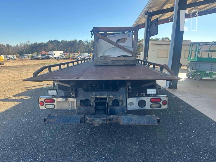 2008-peterbilt-335-image-4