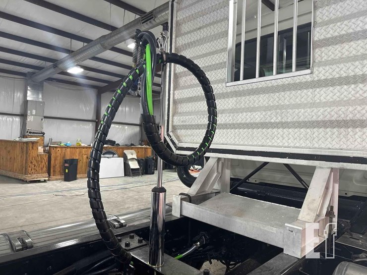 2012-mack-granite-gu813-image-25