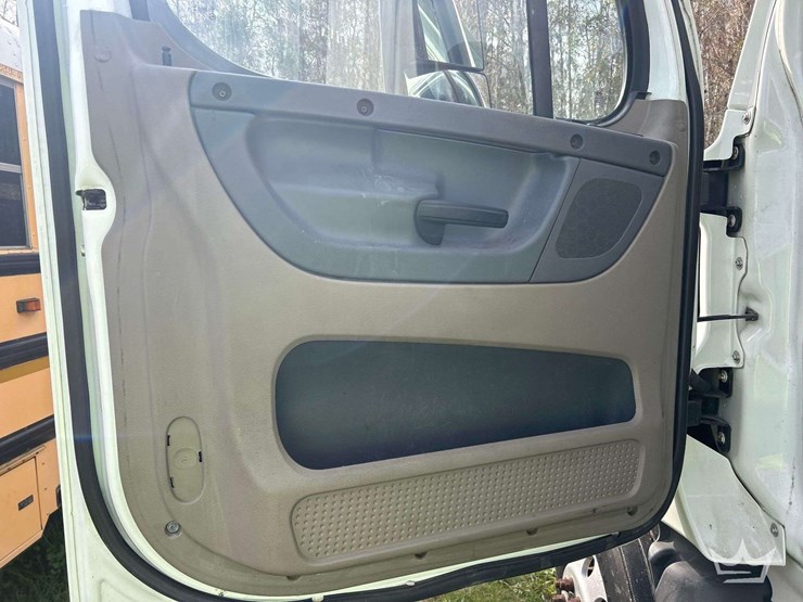 2016-freightliner-cascadia-125-image-16