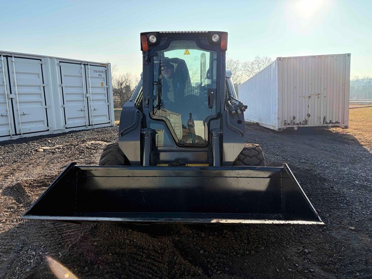 2012-new-holland-l225-image-2