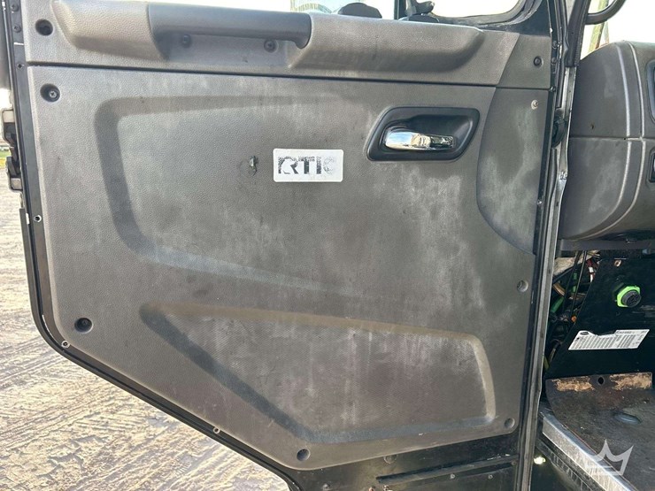 2018-peterbilt-320-image-11