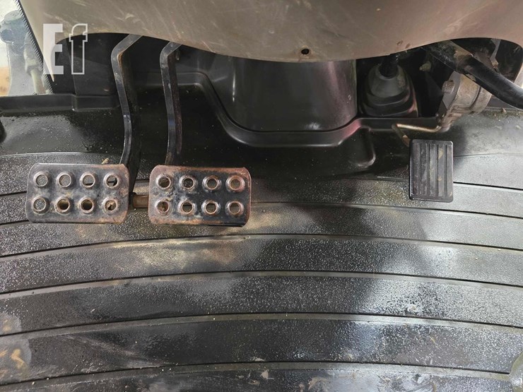 2013-case-580n-image-17