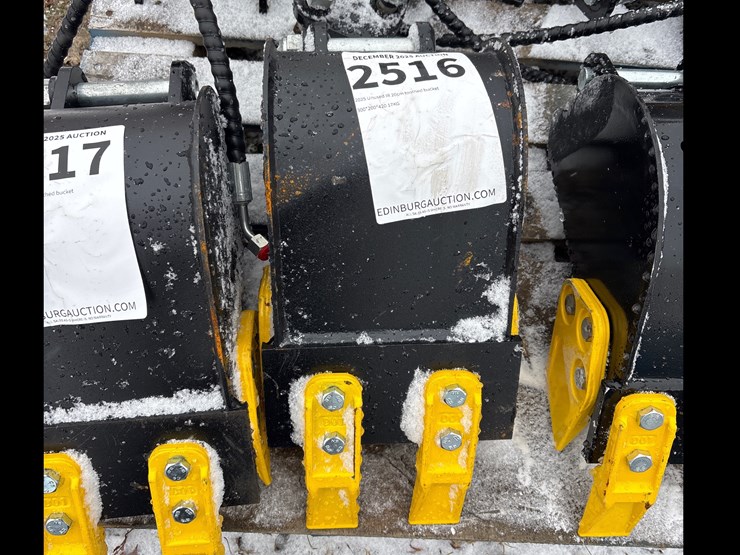 #2516-•-2025-unused-ir-20cm-toothed-bucket-image-1