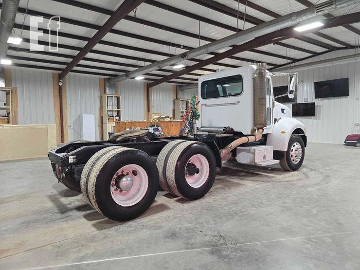 2010-peterbilt-340-image-3