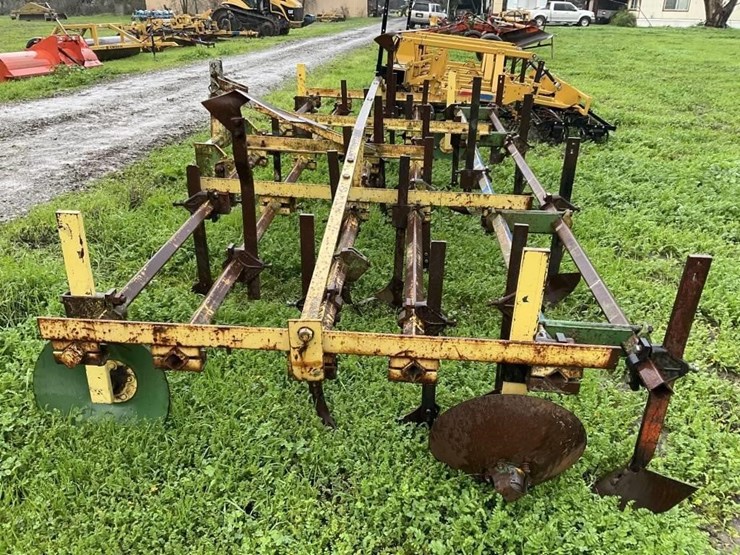 (offsite)-custom-3-pt-3-row-60"-cultivator-image-5