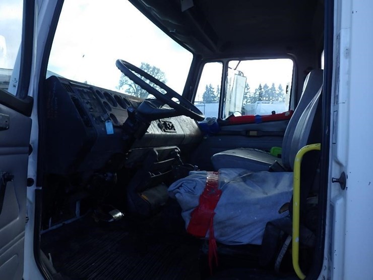 2000-freightliner-fl50-image-16