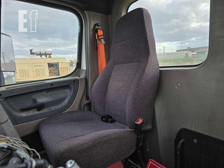 2018-freightliner-cascadia-113-image-16