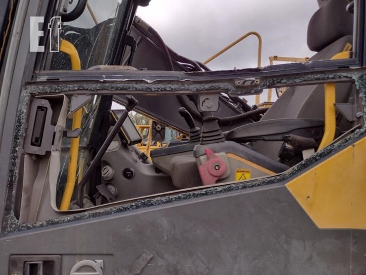 2015-volvo-ec220e-lr-image-6