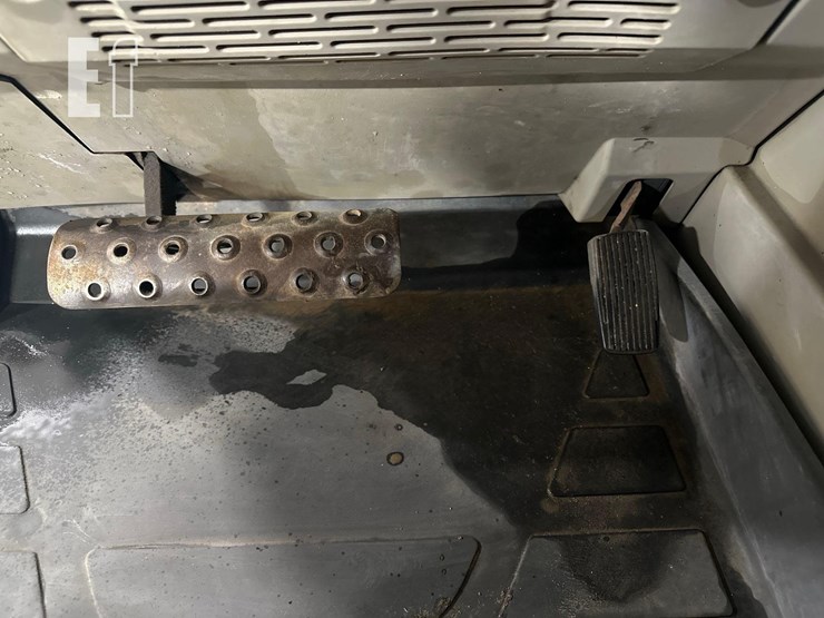 2017-caterpillar-tl1055d-image-14