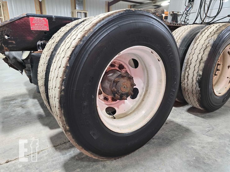 2013-volvo-vnl64t300-image-25