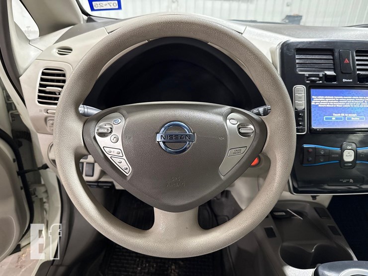 2011-nissan-leaf-image-13