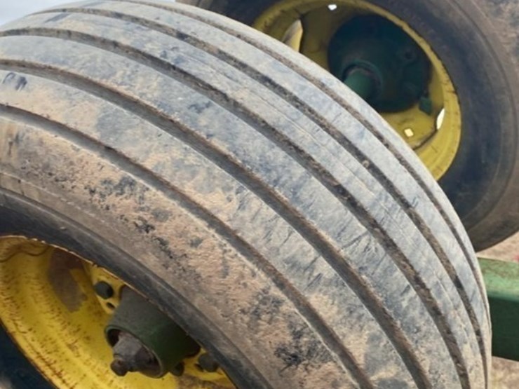 john-deere-220-image-5