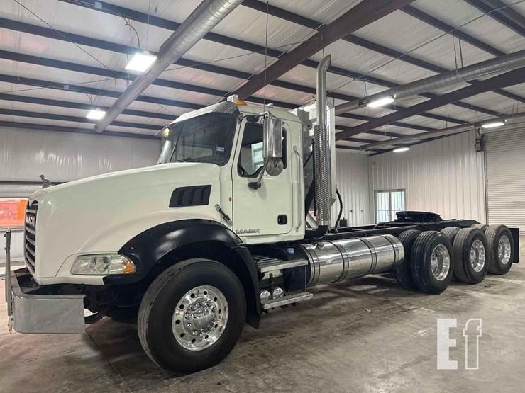 2012-mack-granite-gu813-image-1