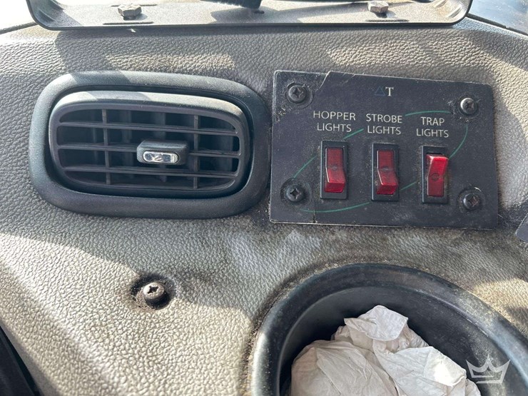 2017-peterbilt-320-image-27