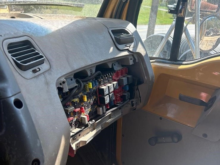 2008-sterling-l8500-image-56