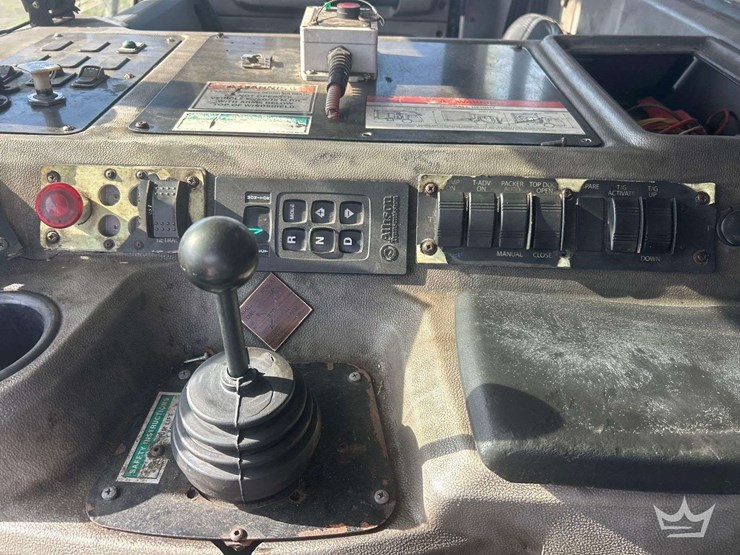 2018-peterbilt-320-image-18