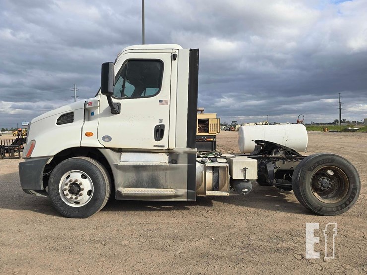 2018-freightliner-cascadia-113-image-5