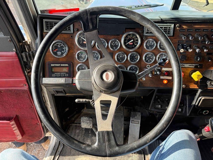 1999-peterbilt-379-image-17