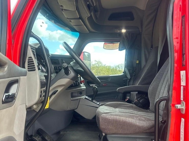 2016-peterbilt-579-image-17