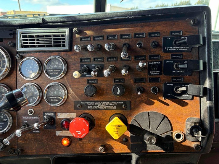 1999-peterbilt-379-image-16