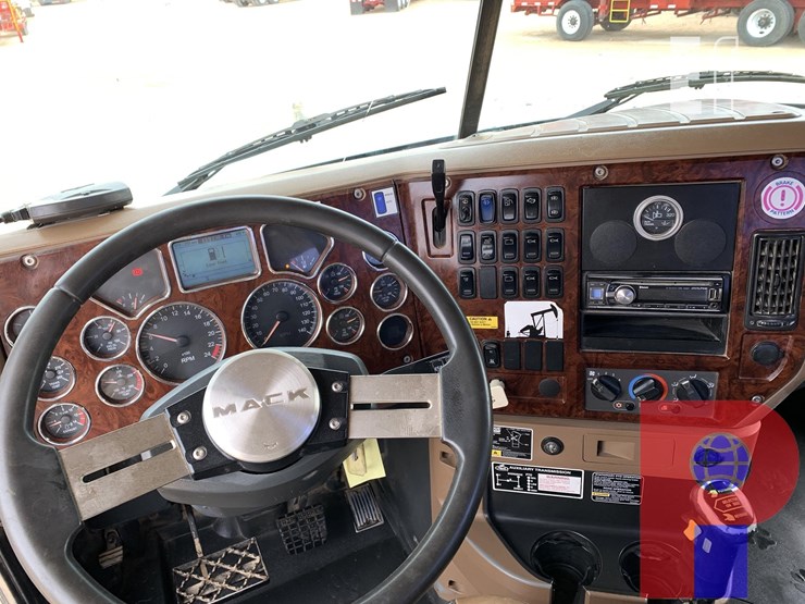 2013-mack-granite-gu713-image-11