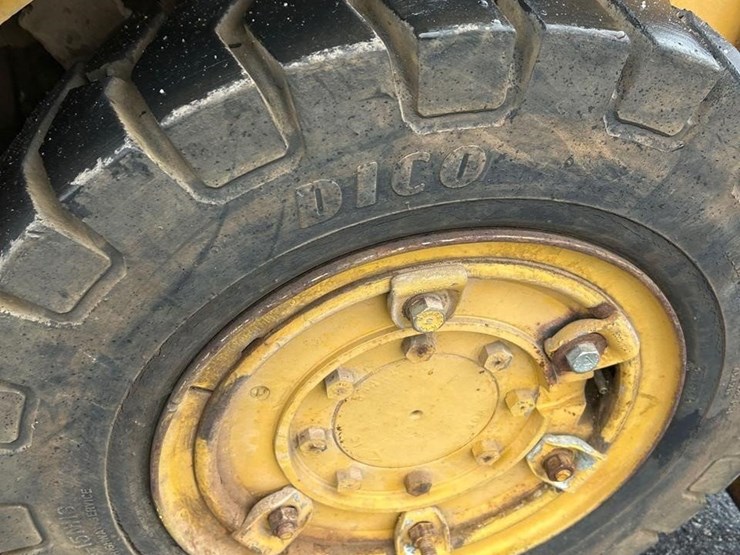 white-4000lb-propane-forklift-1193-image-24