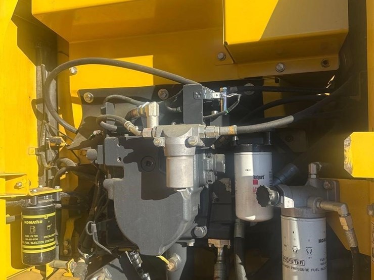 2021-komatsu-pc210-lc-11-image-26