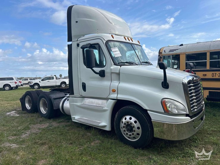 2016-freightliner-cascadia-125-image-2