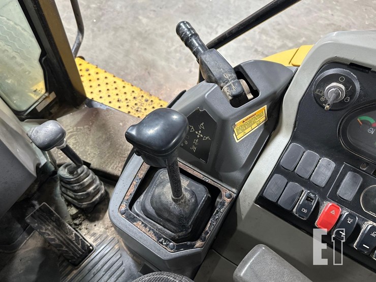 2016-caterpillar-415f2-image-26