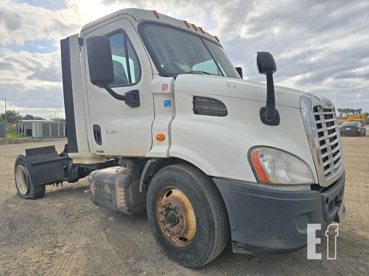 2018-freightliner-cascadia-113-image-2