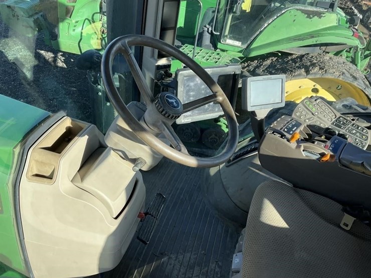 john-deere-8235r-image-22
