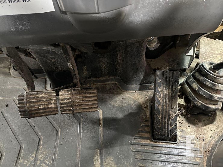 2016-caterpillar-415f2-image-22