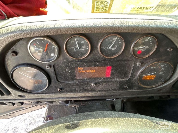 2018-peterbilt-320-image-14