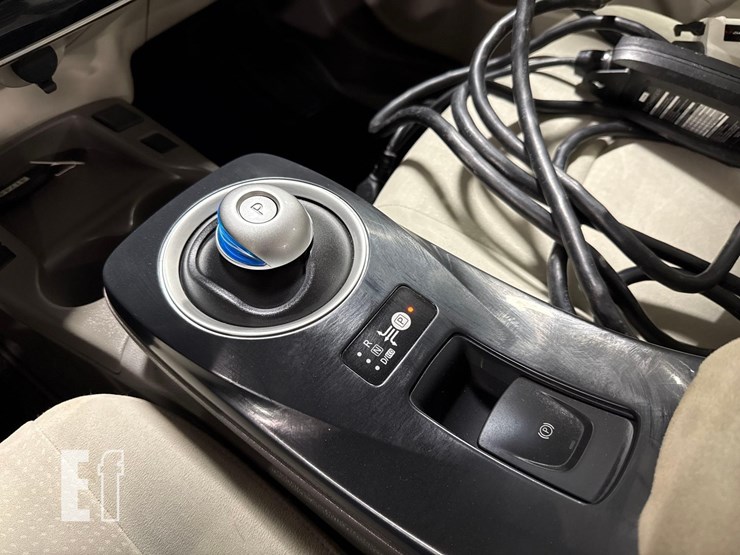 2011-nissan-leaf-image-20