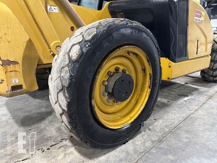 2017-caterpillar-tl1055d-image-18