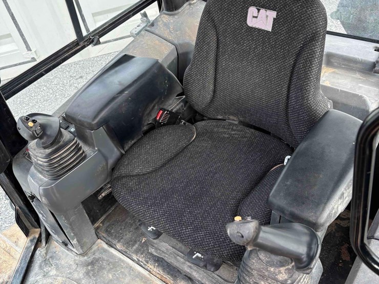 2015-caterpillar-d5k2-lgp-image-14