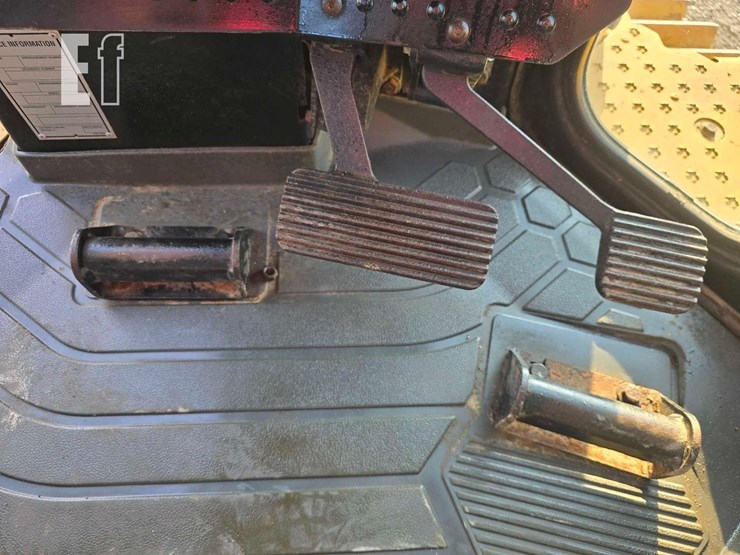 2020-caterpillar-d6-image-15