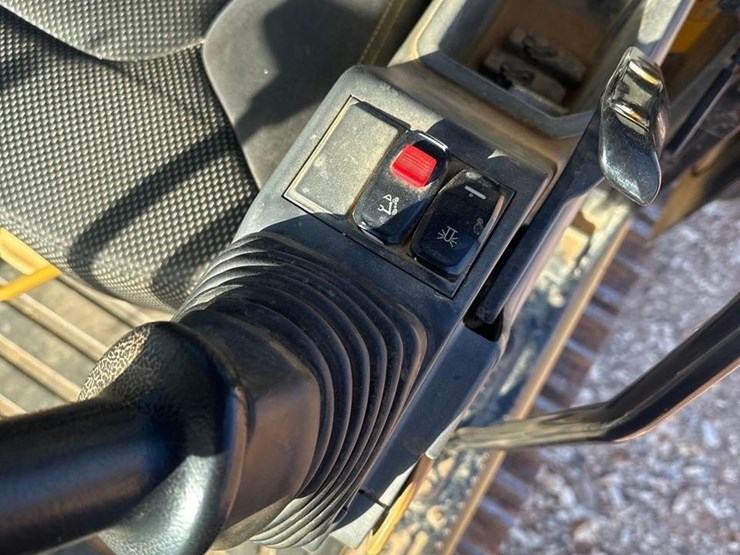 2018-caterpillar-320-image-28