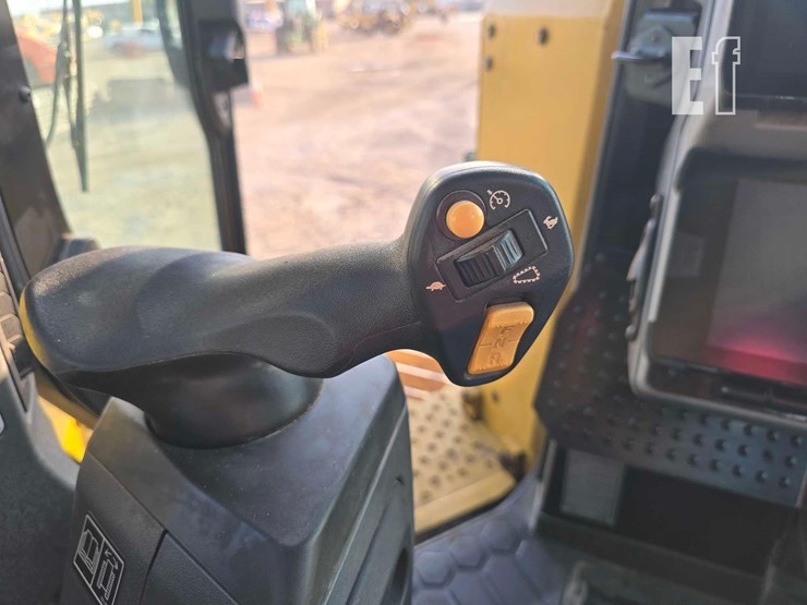 2020-caterpillar-d6-image-19