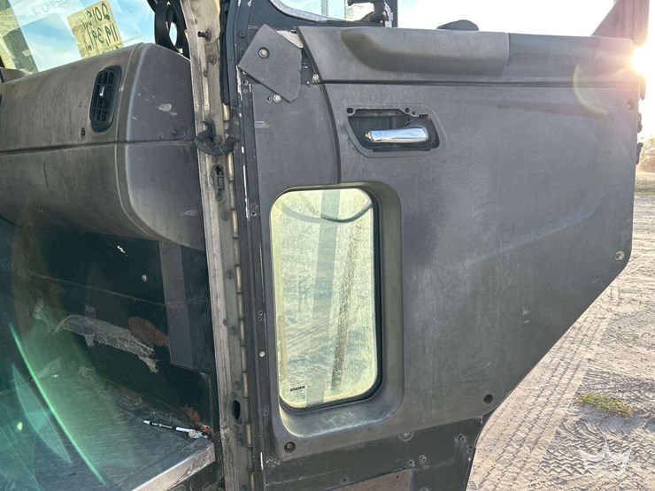 2018-peterbilt-320-image-22