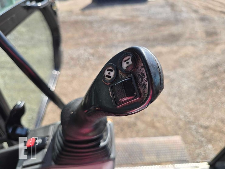 2020-caterpillar-323-image-26